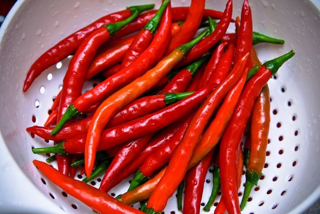 It is recommended to add small and fresh chili peppers to the dish.